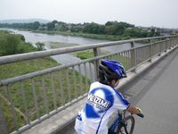 荒川を渡る